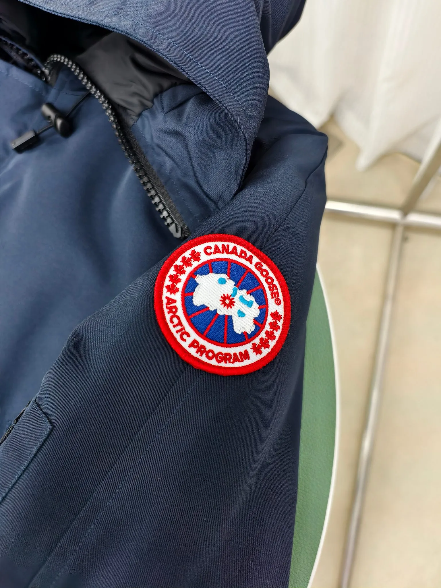 P720 ————2050M model/new 01 model (high version) Canada goose Canada Goose Chilliwack bomber jacket is one of our popular styles. The upgraded version adopts streamlined hood details and improved trimmings. The Chilliwack bomber jacket was originally designed for pilots in the post-war no-man's land in northern Canada. It is durable, warm and easy to move. The inside is filled with white duck down, which has higher thermal insulation performance. Chilliwack's iconic style, enduring popularity, is a popular jacket from Canada Goose. Customize your parka with our variety of interchangeable hood trim accessories to extend the coverage of your hood. Hip-length, the bomber jacket's knitted cuffs and hem are mid-length for freedom of movement. Rib knit cuffs and hem improve fit and seal in heat.  2050M is an upgraded version of the old version 01. Color: black, gray, off-white, navy. Size: XS-2XL